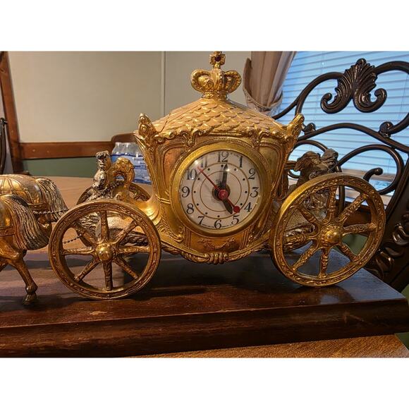 Vintage Antique United Clock Corp. Stagecoach Clock - Picture 2 of 10